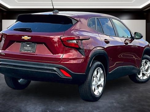 Used 2024 Chevrolet Trax LS w/ LS Convenience Package FWD image 6