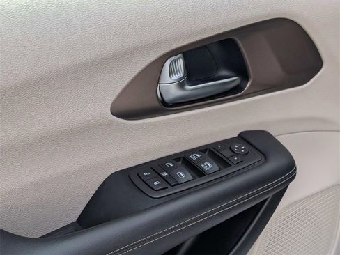 Used 2023 Chrysler Voyager LX image 22