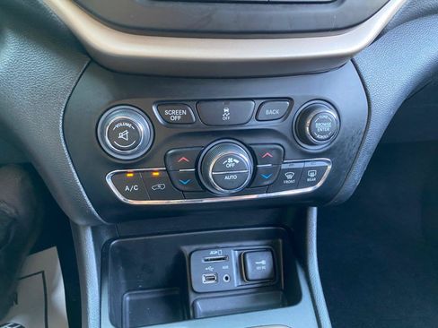 Used 2018 Jeep Cherokee Limited FWD image 71