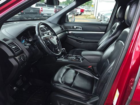 Used 2019 Ford Explorer XLT w/ Equipment Group 202A FWD image 13