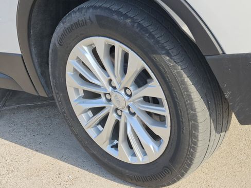Used 2024 Cadillac XT4 Luxury w/ Cold Weather Package FWD image 7