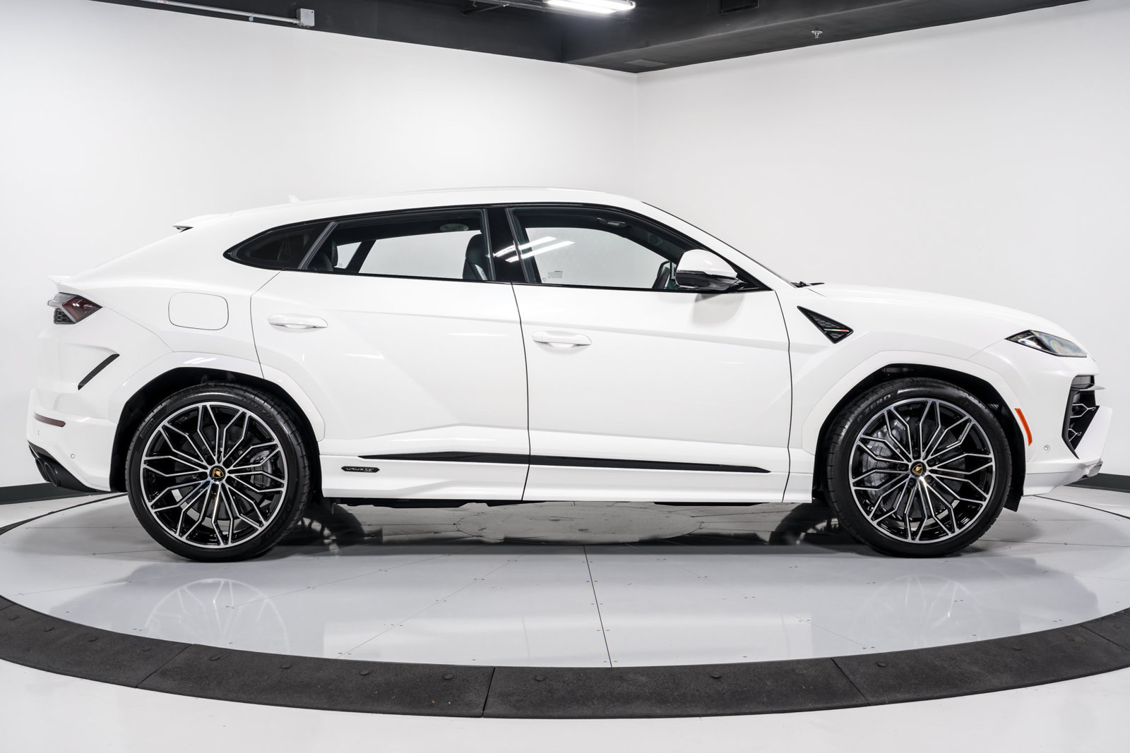 Used 2025 Lamborghini Urus SE AWD/4WD image 2