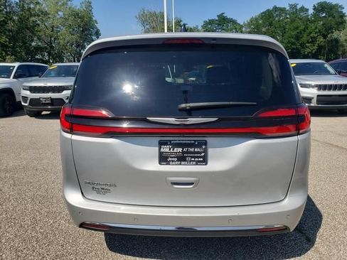 Used 2024 Chrysler Pacifica Touring-L FWD image 4