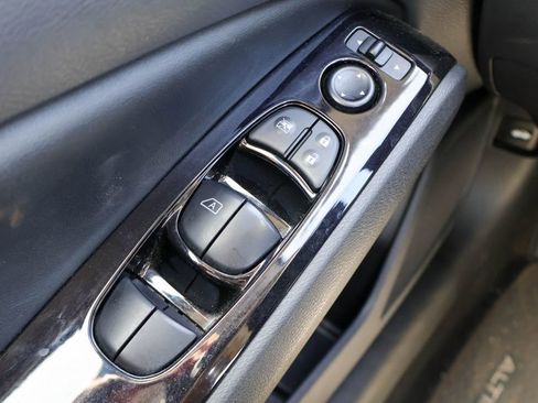 Used 2025 Nissan Altima 2.5 SR FWD image 16