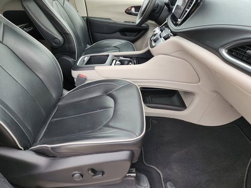 Used 2024 Chrysler Pacifica Limited image 19