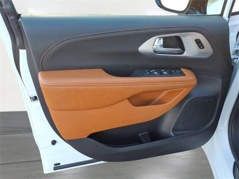 New 2026 Chrysler Pacifica Pinnacle w/ Trailer Tow Group image 16