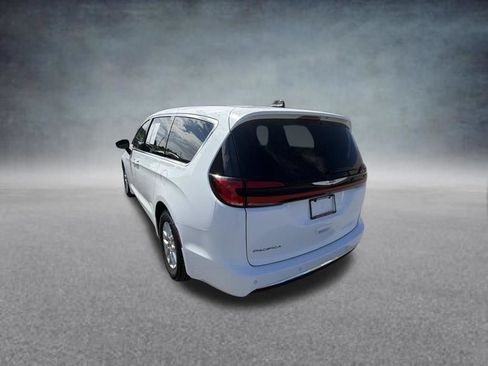 Used 2024 Chrysler Pacifica Touring-L FWD image 5