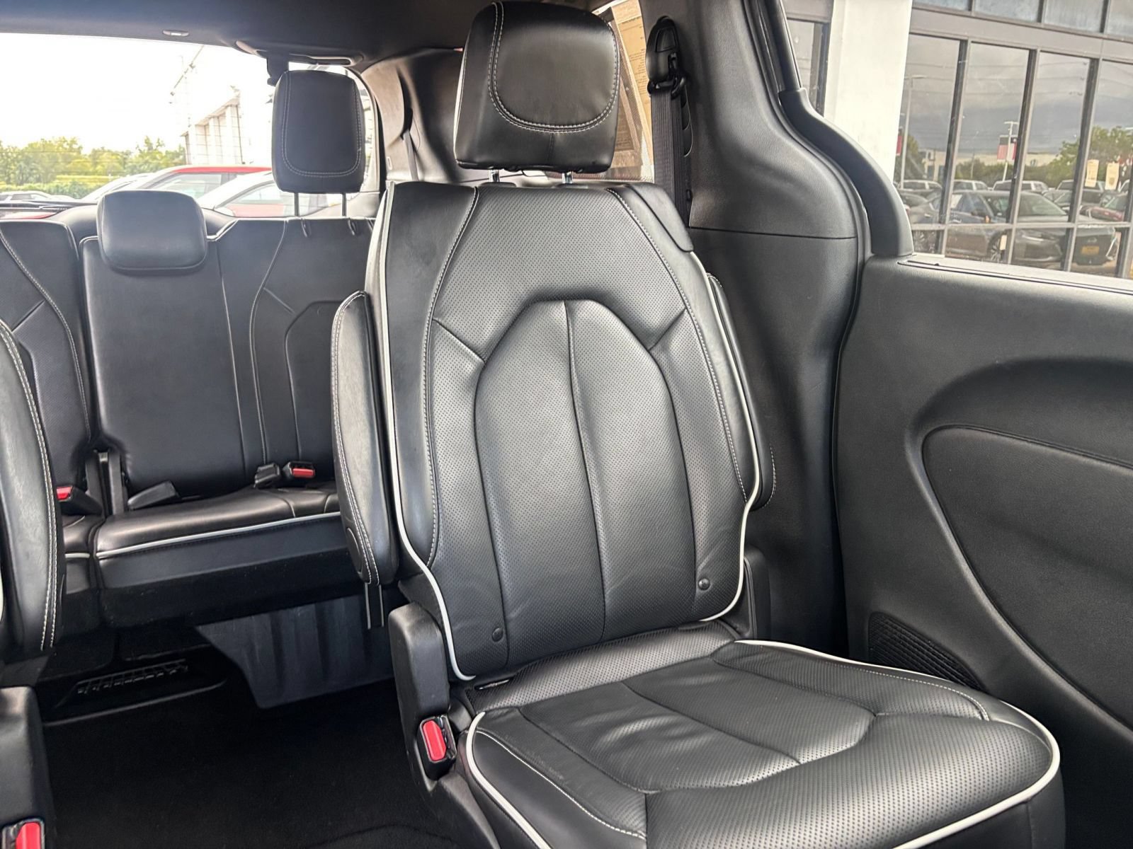 Used 2025 Chrysler Pacifica Limited FWD image 41
