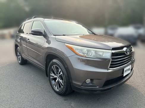 Used 2016 Toyota Highlander XLE w/ Protection Package #3 AWD/4WD image 2