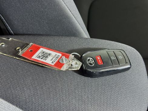 Used 2022 Toyota Corolla Cross LE FWD image 33