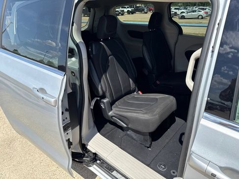 Used 2022 Chrysler Voyager LX FWD image 13