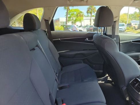 Used 2019 Kia Sorento LX image 29