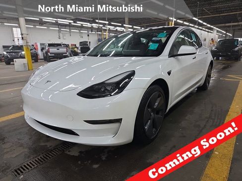 Used 2023 Tesla Model 3 Standard Range image 1