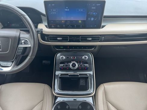 Used 2022 Lincoln Nautilus FWD w/ Premium Package image 11