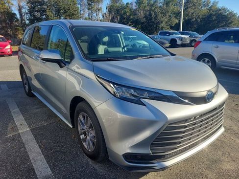 Used 2021 Toyota Sienna LE image 2