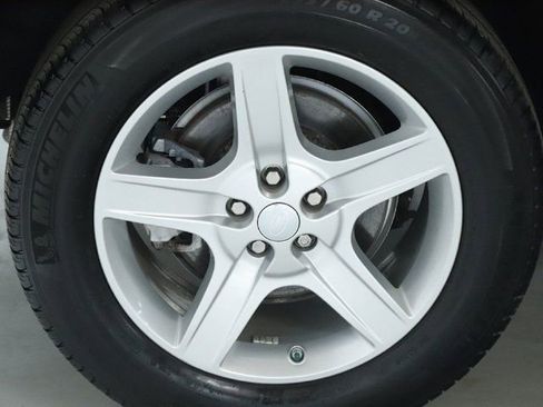 Used 2020 Land Rover Defender 110 SE image 12