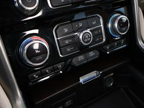 Used 2021 GMC Yukon Denali w/ Denali Premium Package image 22