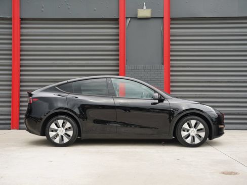 Used 2023 Tesla Model Y AWD image 2