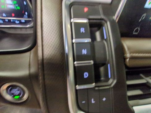 Used 2022 GMC Yukon XL SLT w/ SLT Premium Package image 20