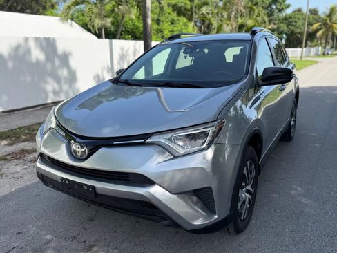 Used 2017 Toyota RAV4 LE FWD image 4