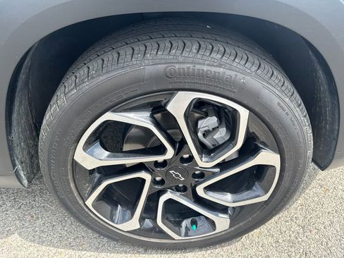 Used 2025 Chevrolet Trax RS w/ Sunroof Package FWD image 12