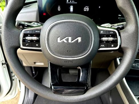 Used 2025 Kia Carnival LX FWD image 10