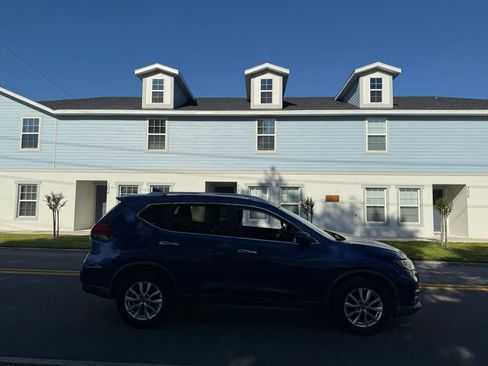 Used 2017 Nissan Rogue SV FWD image 4