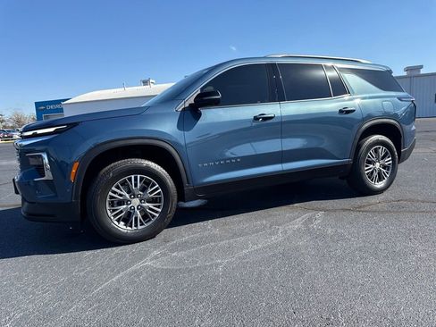 Used 2025 Chevrolet Traverse LT w/ Enhanced Driving Package image 4