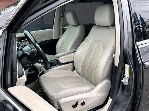 Used 2021 Chrysler Pacifica Touring-L image 24