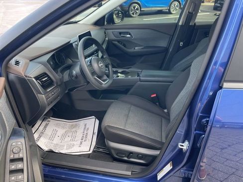 Used 2023 Nissan Rogue SV image 9