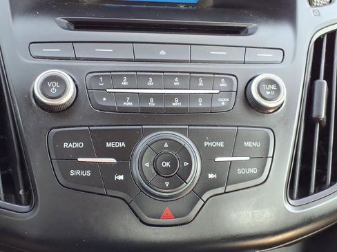 Used 2017 Ford Focus SE FWD image 5
