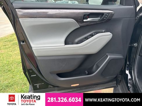 Certified 2025 Toyota Highlander Platinum AWD/4WD image 16
