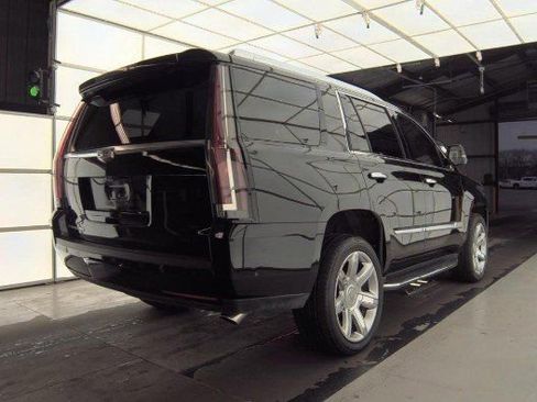 Used 2019 Cadillac Escalade Luxury image 2