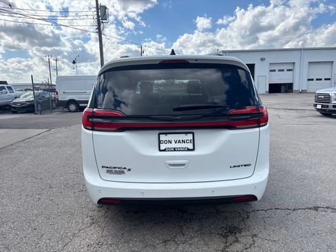 Used 2025 Chrysler Pacifica Limited FWD image 3