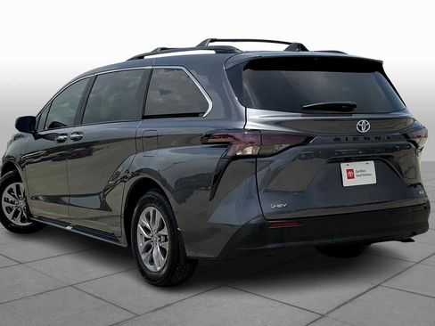 Used 2025 Toyota Sienna XLE FWD image 11
