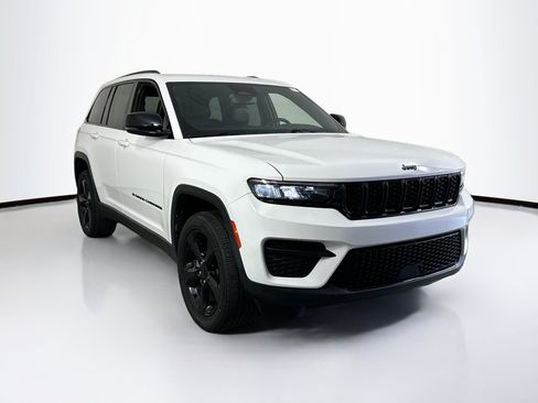 Used 2023 Jeep Grand Cherokee Altitude RWD image 3