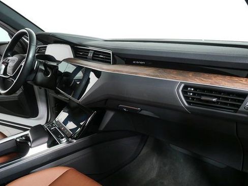 Certified 2022 Audi e-tron Premium image 25