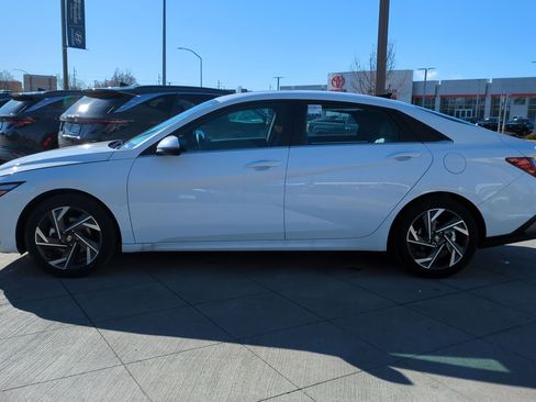 Certified 2025 Hyundai Elantra Limited image 9