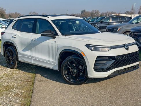 New 2026 Volkswagen Tiguan SE R-Line image 3