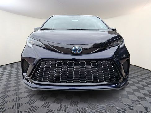 Certified 2025 Toyota Sienna XSE image 2