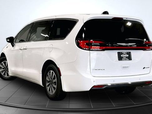 Used 2024 Chrysler Pacifica Limited FWD image 13