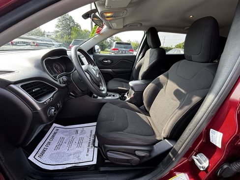 Used 2019 Jeep Cherokee Latitude w/ Popular Appearance Group AWD/4WD image 16