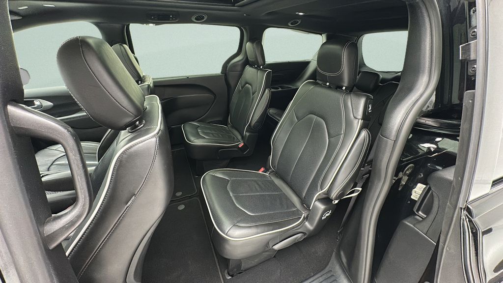 Used 2025 Chrysler Pacifica Limited FWD image 10