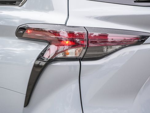 Used 2023 Toyota Sienna XLE Woodland Edition image 9