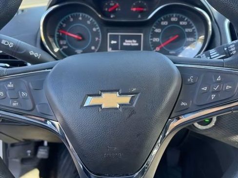Used 2018 Chevrolet Cruze LT w/ Convenience Package FWD image 4