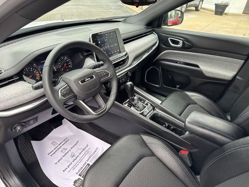 Used 2025 Jeep Compass Latitude image 15