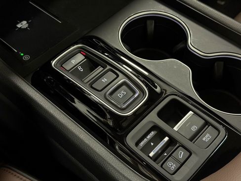 Used 2025 Honda Pilot Elite image 23