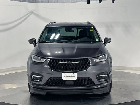 Used 2022 Chrysler Pacifica Touring-L FWD image 3