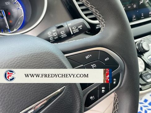 Used 2023 Chrysler Pacifica Touring-L FWD image 37