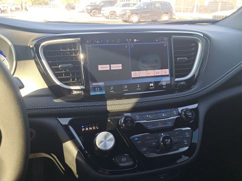 New 2026 Chrysler Pacifica Select image 16